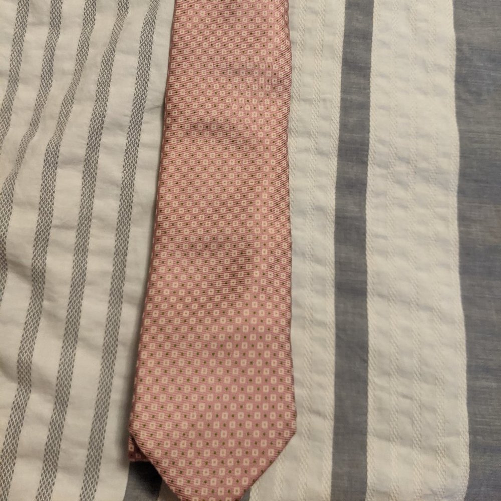 Drakes pink patterned tie
